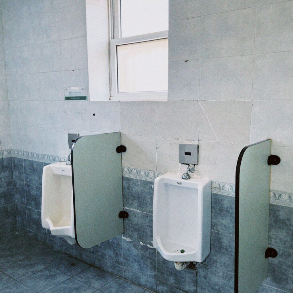 Urinales en un baño comercial