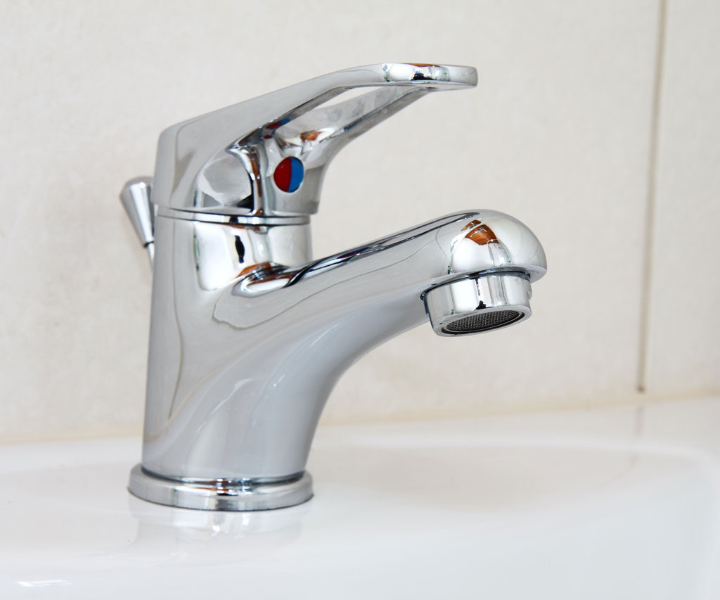 Grifo de baño para ilustrar consejos para reducir la factura del agua en Puerto Rico