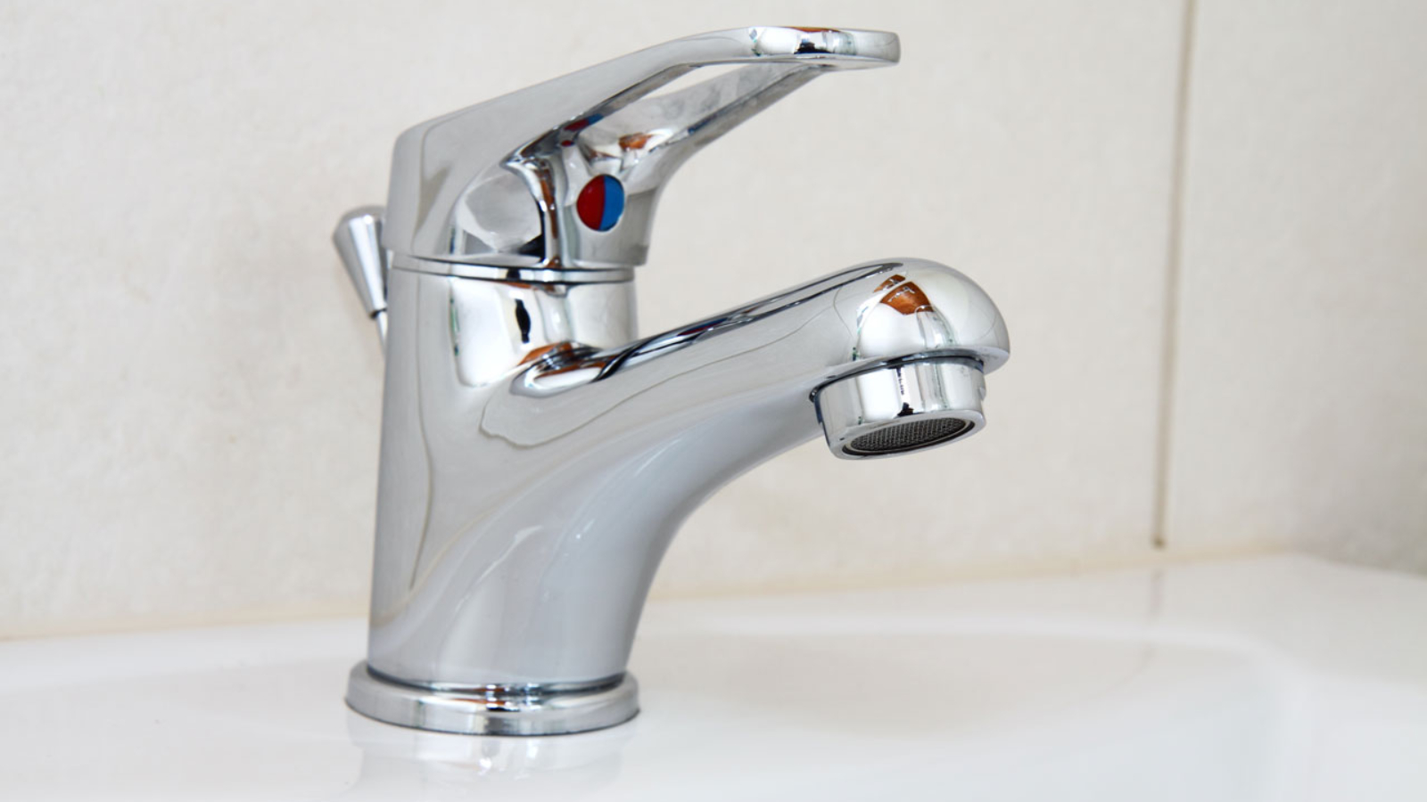 Grifo de baño para ilustrar consejos para reducir la factura del agua en Puerto Rico