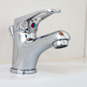 Grifo de baño para ilustrar consejos para reducir la factura del agua en Puerto Rico